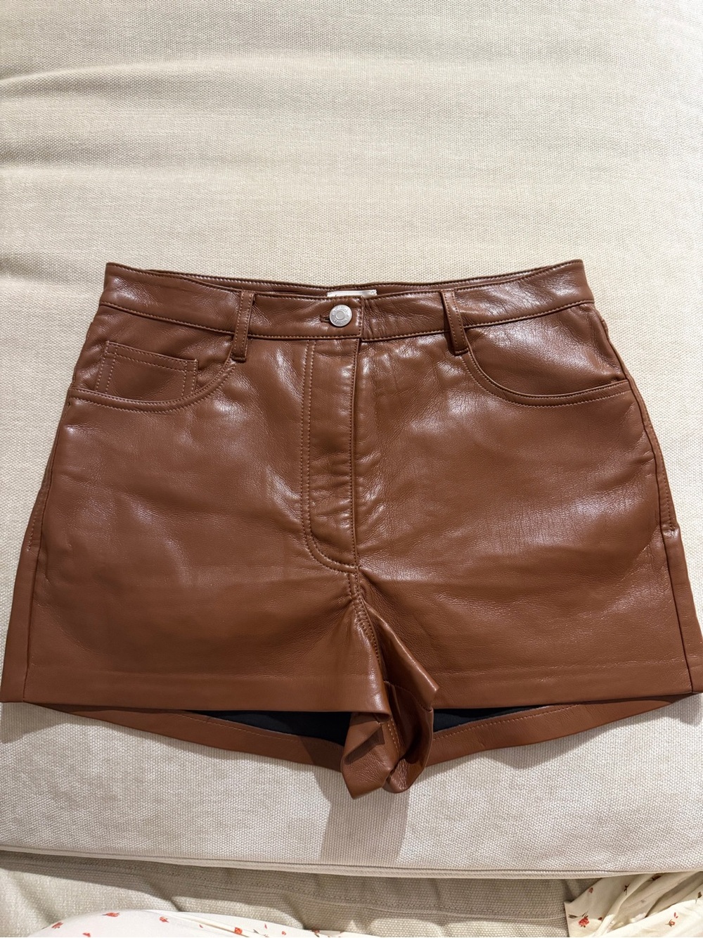 Wilfred High-Rise Faux Leather Shorts in Chestnut